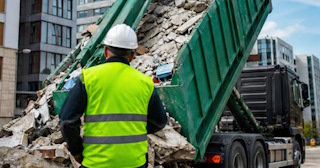 Вывоз строительного мусора в Красноуфимске: услуги лицензированной компании — ПроМусор